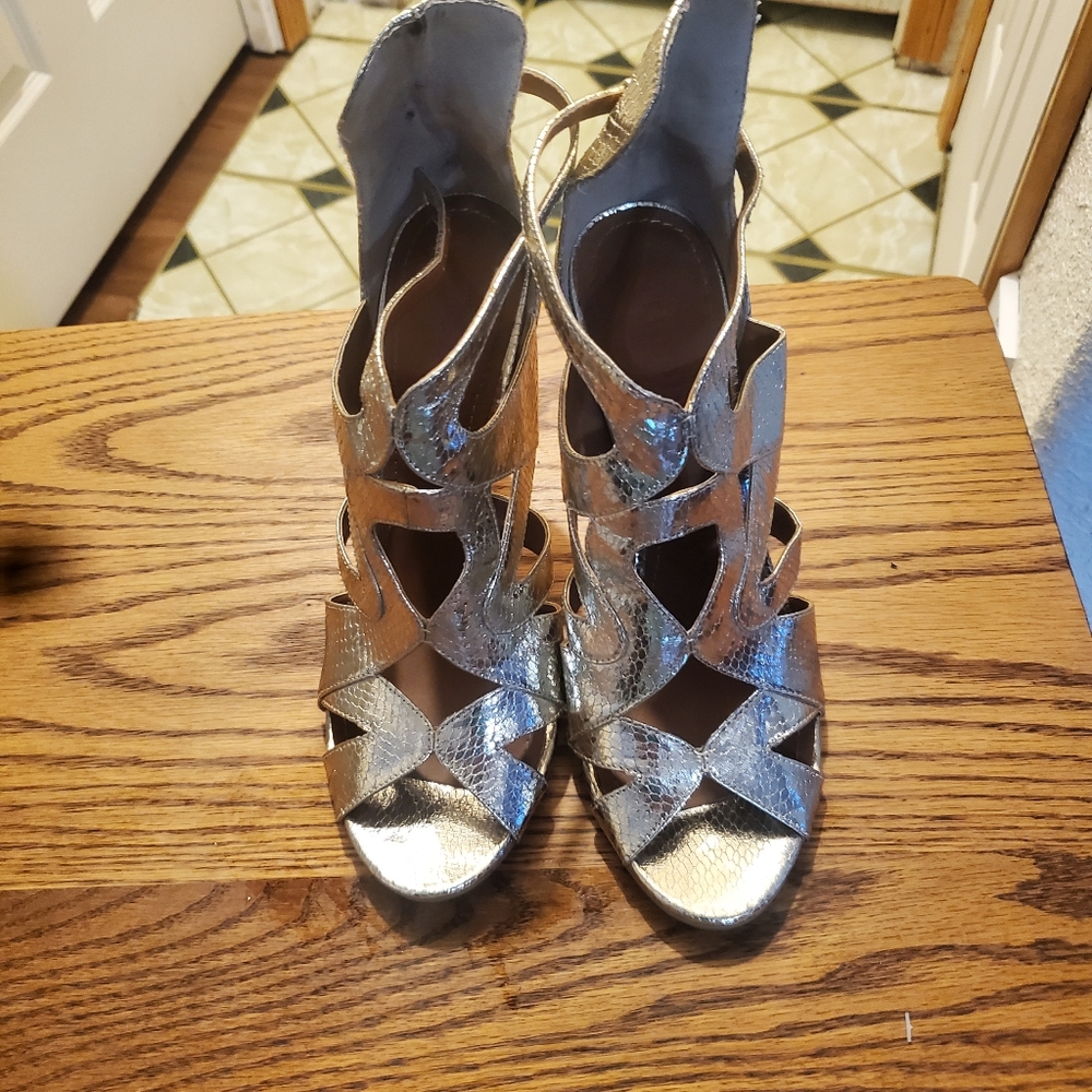 Like new sandals size 8